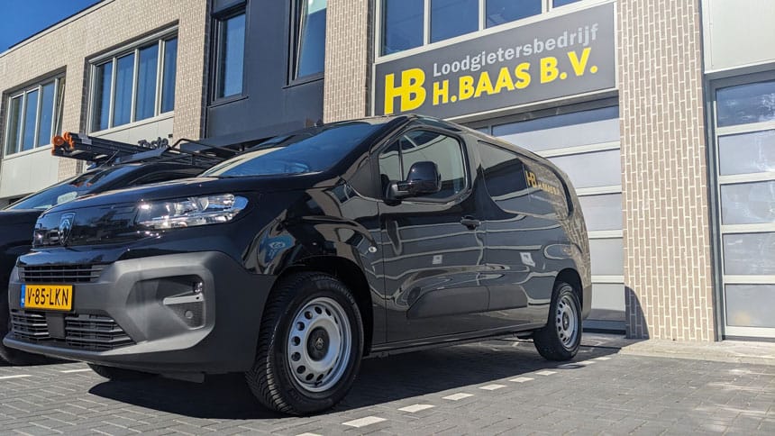 Een van de bedrijfswagens van loodgietersbedrijf H.Baas